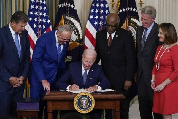 조 바이든 미국 대통령이 8월 16일(현지시각) 미 워싱턴DC백악관에서 '인플레이션 감축법'에 서명하고 있다. ⓒ연합뉴스