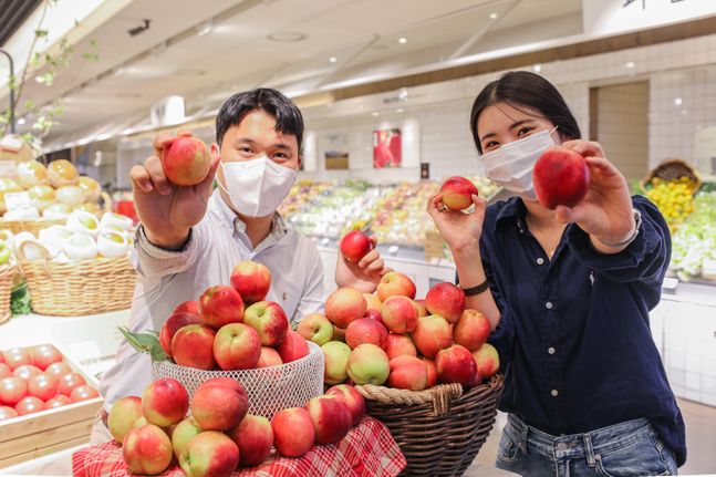  29일 서울 강남구 현대백화점 무역센터점에서 직원들이 설홍복숭아를 소개하고 있는 사진.ⓒ현대백화점