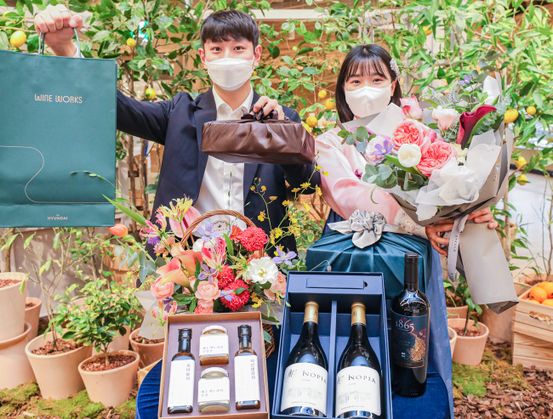 6일 오전 서울 영등포구에 위치한 현대백화점 더현대 서울 지하 1층 식품관에서 직원들이 핸드캐리용 상품을 소개하고 있는 모습.ⓒ현대백화점