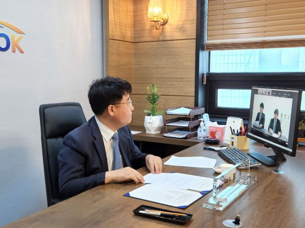 황성기 GSOK 의장이 일본온라인게임협회 관계자들과 온라인으로 업무협약을 체결하고 있다.ⓒGSOK