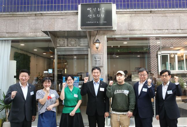 금감원장, 저축은행중앙회장, 서민금융진흥원장과 자영업자 사장님들이 기념촬영을 하고 있다. (좌측 첫번째 오화경 저축은행중앙회장, 중앙 이복현 금감원장, 우측 두번째 이재연 서민금융진흥원장) ⓒ저축은행중앙회