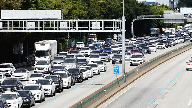 추석 연휴 고속도로 이용 시 서울에서 부산구간이 최대 9시간50분이 소요될 것으로 예상된다.ⓒ연합