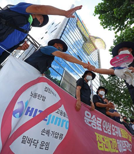 해고자 원직 복직·운송료 인상 등을 요구하며 서울 강남구 청담동 하이트진로 본사를 점거하고 농성해온 전국민주노동조합총연맹(민주노총) 공공운수노조 화물연대가 9일 사측과 합의안을 도출하고 본사 점거를 중단키로 결정했다.ⓒ연합뉴스