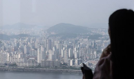 호재로 집값이 급격하게 오른 수도권 지역에서 집값 급락 현상이 나타나고 있다.ⓒ연합