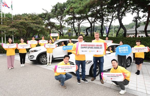 이달 14일 오비맥주 본사 앞에서 '음주운전방지장치'를 설치하고 시범사업에 참여하는 임직원과 함께 기념사진을 찍고 있다. (맨 앞 서있는 분 왼쪽부터 구자범 오비맥주 법무정책홍보 부사장,배하준 오비맥주 대표)ⓒ오비맥주