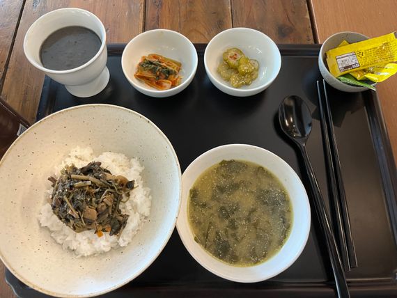 21일 광교 두수고방에서 열린 오뚜기 신제품 론칭 기자간담회에서 맛본 산채나물 비빔밥, 버섯들깨미역국밥, 흑임자죽.