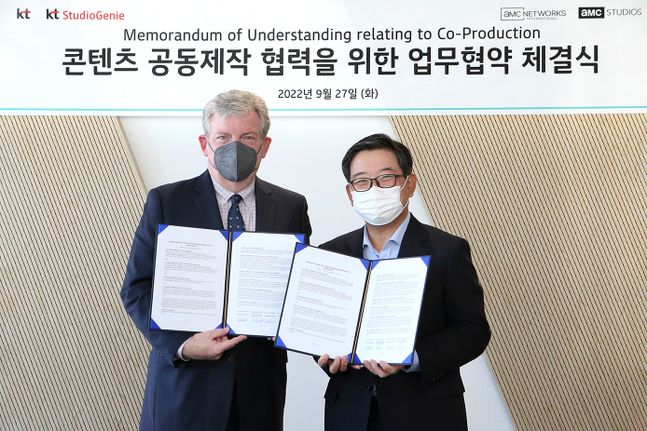 AMC네트웍스 해롤드 그로넨탈 부사장(왼쪽)과 KT 미디어플랫폼사업본부장 김훈배 전무가 기념촬영을 하는 모습.ⓒKT