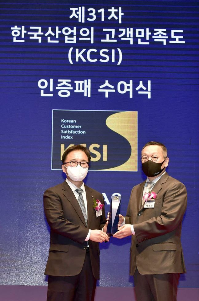 백영재 한국필립모리스 대표가 11일 KCSI 시상식에서 기념촬영을 하고 있다. ⓒ한국필립모리스