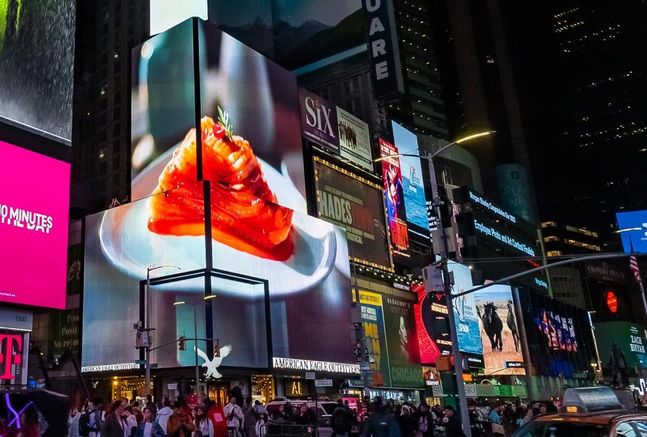 서경덕 성신여대 교수는 미국 뉴욕 타임스퀘어 대형 광고판에 한국의 아이콘 '김치' 영상을 올렸다고 12일 밝혔다.ⓒ연합뉴스
