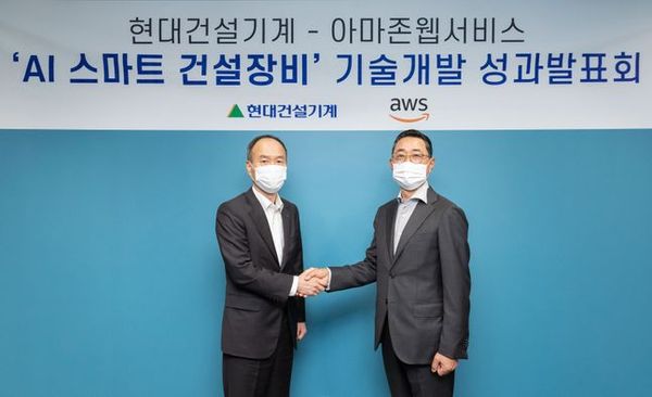 현대건설기계 윤영철 R&D 본부장(왼쪽)과 AWS코리아 함기호 대표가 17일 서울 강남 AWS 코리아 본사에서 열린 현대건설기계-아마존웹서비스 AI 스마트 건설장비 기술개발 성과발표회에서 기념촬영을 하고 있다.ⓒ현대건설기계