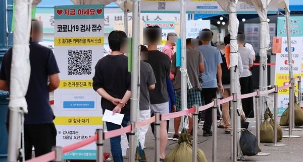 서울역 임시선별검사소에서 시민들이 검사를 기다리고 있다.ⓒ연합뉴스
