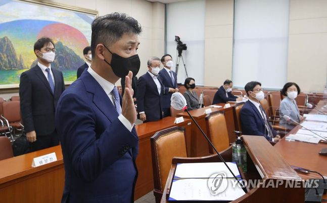 지난해 정무위 국감장에서 증인선서하는 김범수 카카오 의장.ⓒ연합