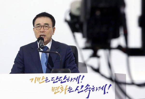 신한금융그룹(회장 조용병)은 4일온라인 방식으로 시무식을 진행했다. 이날 시무식에서 신한금융그룹 조용병 회장이 신년사를 하고 있다.ⓒ신한금융그룹