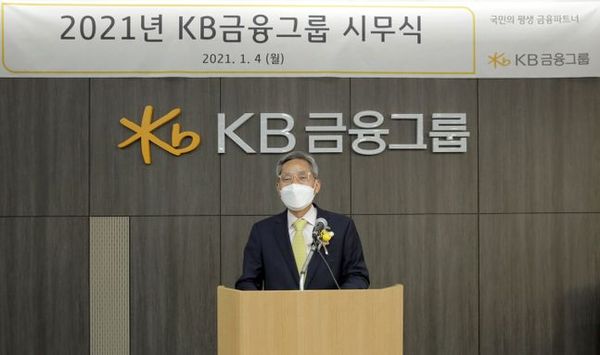 윤종규 KB금융그룹 회장은 