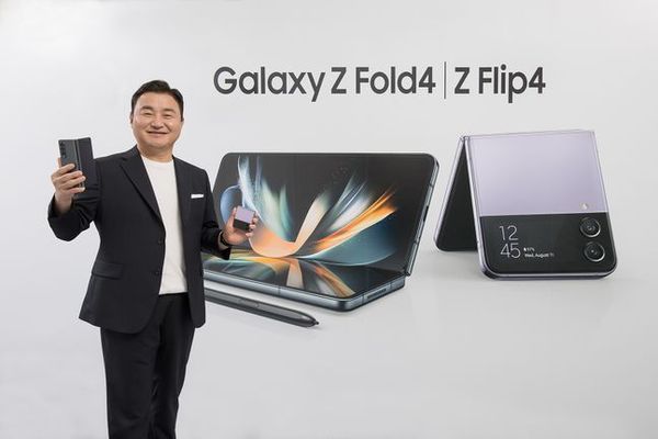 노태문 삼성전자 MX사업부장이 10일(한국시간) 미국 뉴욕에서 열린 '갤럭시 언팩 2022'에서 4세대 폴더블폰 '갤럭시Z폴드4', '갤럭시Z플립4'를 소개하고 있다.ⓒ삼성전자