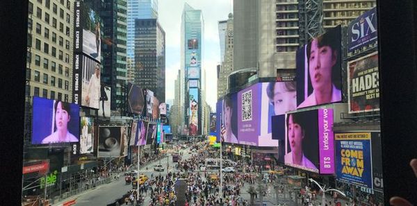 10일(현지시간) 오후 미국 뉴욕 타임스퀘어에서 삼성전자의 4세대 폴더블폰 '갤럭시Z플립4'와 인기 아이돌 그룹 'BTS(방탄소년단)'의 콜라보레이션 영상이 상영됐다.ⓒ연찬모 기자