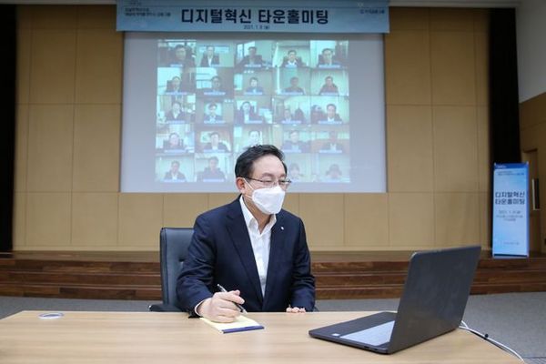 손태승 우리금융그룹 회장과 자회사 임직원들이 비대면 화상회의를 진행하고 있다.ⓒ우리금융그룹