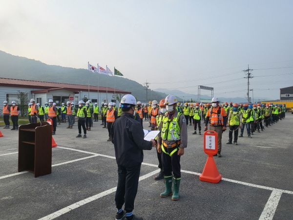 동부건설 안성-성남 3공구 현장에서 우수근로자 시상식이 열리고 있다.ⓒ동부건설