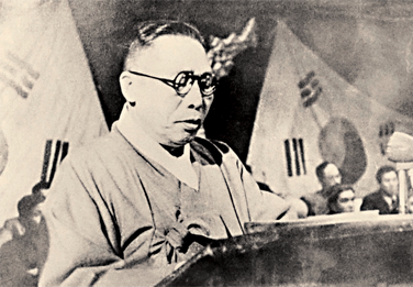 1948년 4월 22일 평양 모란봉극장에서 열린 남북연석회의에 참석한 백범 김구 선생이 축사를 하고 있다.ⓒ백범김구선생기념사업협회