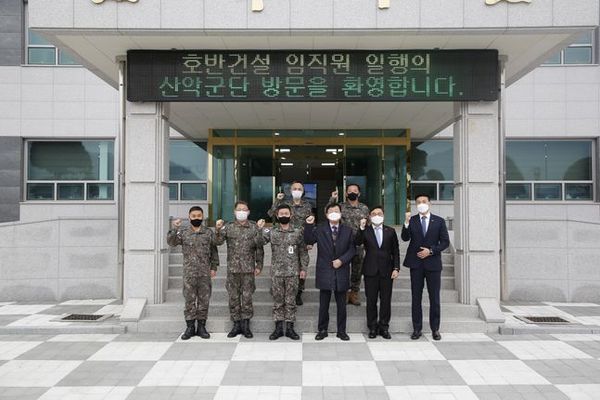 호반건설은 육군 3군단을 방문해 후원금과 위문품을 전달하고 장병들을 격려했다.ⓒ호반건설