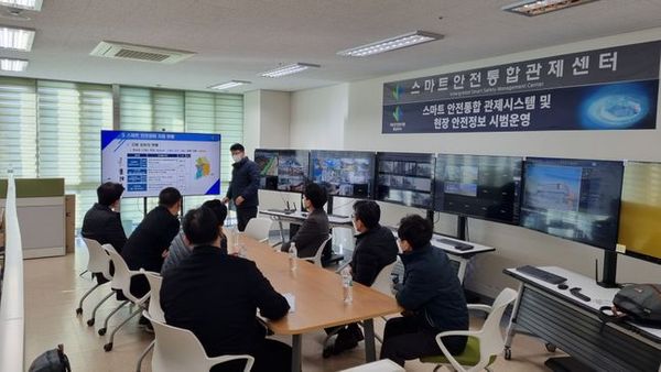 국무조정실 국민생명지키기 추진단이 국토안전관리원 영남지사를 방문해 스마트 안전장비 관제센터 운영상황 등을 점검하고 있다.ⓒ국토안전관리원