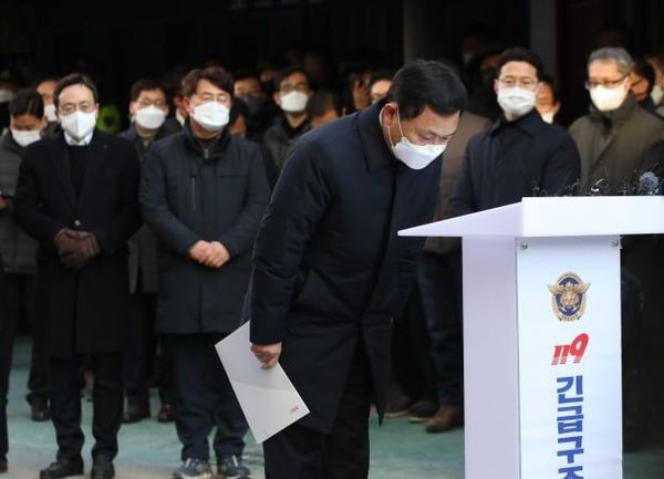 현대산업개발 유병규 대표이사가 사과문을 발표하며 고개를 숙이고 있다.ⓒ연합