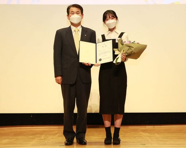 정은보 금융감독원장(왼쪽)과 SBI저축은행 명동지점 홍수빈 사원이 지난 25일 진행된 제16회 금융공모전 시상식에서 기념촬영을 하고 있다. ⓒSBI저축은행