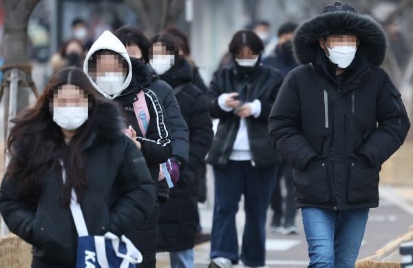 밤사이 찬 공기가 밀려오며 날이 다시 추워졌다.ⓒ연합