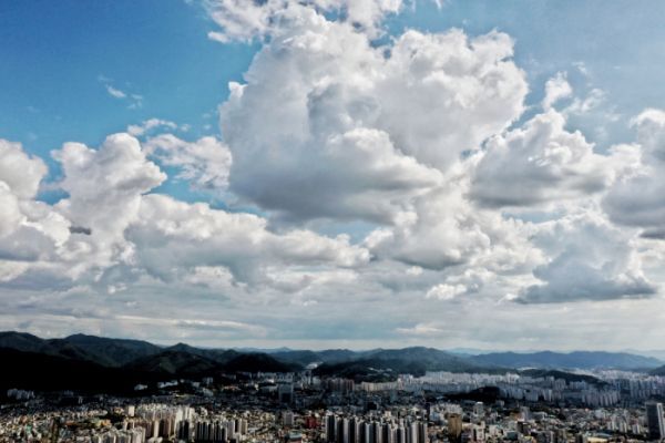 화요일인 22일은 전국이 대체로 맑다가 밤부터 차차 구름이 많아지겠다.ⓒ연합