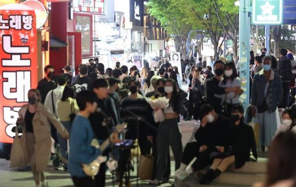 사회적 거리두기 해제에 따른 유동인구 증가 예상이 상가 등 수익형 부동산 시장에 활기를 불어 넣을 것이라는 전망으로 이어지고 있다.ⓒ연합