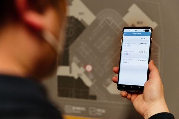 IPARK 입주고객이 ‘스마트 주차장 솔루션’을 통해 자동등록된 주차 위치를 확인하고 있다.ⓒHDC현대산업개발