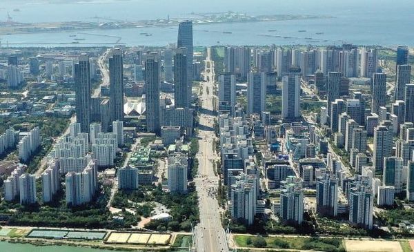 인천시 연수구 동춘동 청량산에서 바라본 동춘동과 송도국제도시 전경.ⓒ연합