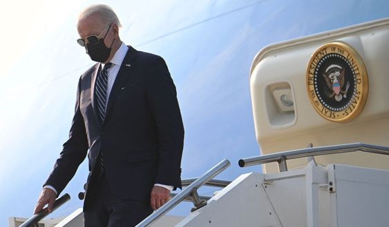 조 바이든 미국 대통령이 오산 미군기지에 도착해 전용기 에어포스원을 내려오고 있다.ⓒ연합