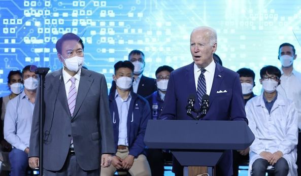 조 바이든 미국 대통령이 20일 방한해 삼성전자 평택 반도체 공장에서 연설을 하고 있다.ⓒ연합