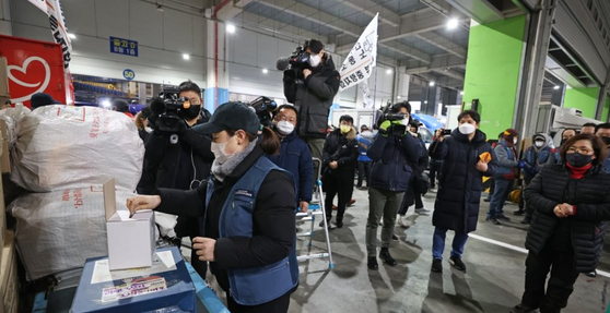 29일 서울 송파구 복합물류센터에서 택배노조 조합원들이 잠정합의안 찬반 투표를 실시했다.ⓒ연합뉴스