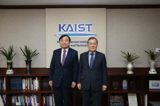 KAI가 KAIST와 손잡고 위성 분야 연구에 나선다. (왼쪽부터)KAI 안현호 사장과 KAIST 신성철 총장.ⓒKAI