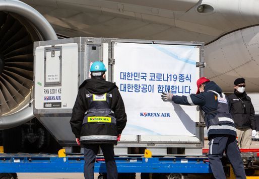 대한항공 KE9926편에서 화이자(Pfizer) 코로나19 백신이 하기되고 있는 모습.ⓒ대한항공