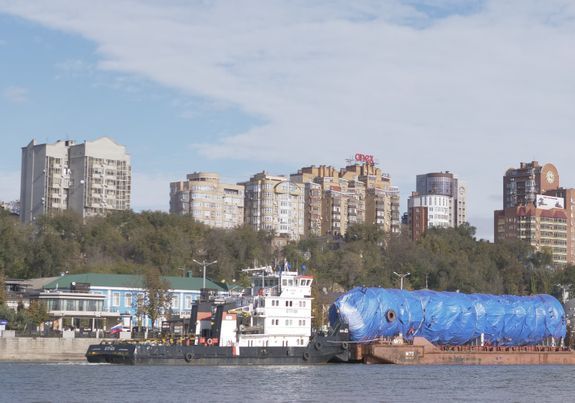 CJ대한통운이 지난2018년 수행한 초중량 플랜트 기자재 프로젝트 물류.우즈벡으로 향하는 중량물을 실은바지선이 러시아 로스토프(Rostov)시내를 가로지르는 돈(Don)강을 지나고 있다.ⓒCJ대한통운