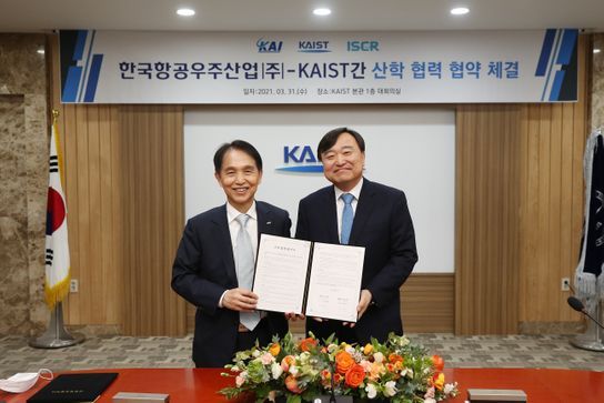 KAI와 KAIST가 항공우주기술연구센터를 설립하고 우주·미래 비행체 기술관련 연구개발에 나선다. (좌) KAIST 이광형 총장, (우) KAI 안현호 사장ⓒKAI