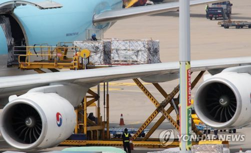 영종도 인천국제공항 화물터미널에서 관계자들이 우리 정부가 미국 제약사 화이자와 직접 계약한 코로나19 백신 160만회분을 옮기고 있다.ⓒ연합뉴스