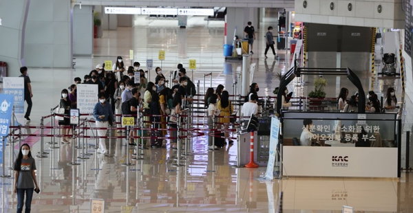 코로나19 신규 확진자 수가 2000명대를 돌파한 11일 오전 11시 30분께 서울 김포공항 국내선 출국장에서 여행객들이 줄을 서 있다. 비교적 한산한 분위기다.ⓒ연합뉴스