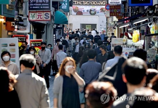 정부가 코로나19일상회복지원위원회 첫 회의를 열면서 단계적 일상 회복(위드 코로나) 조치 논의가 시작된13일 오후 서울 명동 거리에서 직장인들이 점심식사를 위해 걸어가고 있다.ⓒ연합뉴스