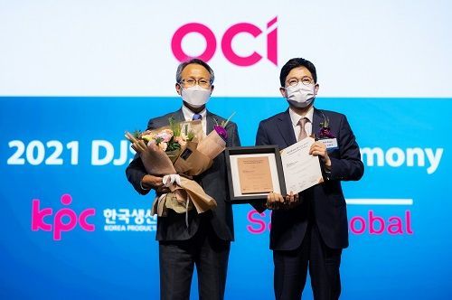 2021 DJSI 국제 컨퍼런스에서 OCI의 CFO 김원현 전무(사진 왼쪽)가 김범석 S&P 한국사무소 대표와 기념촬영을 하고 있다. ⓒOCI