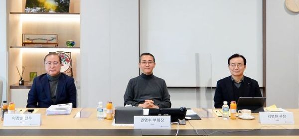(사진 왼쪽부터)LG에너지솔루션 CFO 이창실 전무, LG에너지솔루션 CEO 권영수 부회장, LG에너지솔루션 CPO 김명환 사장. ⓒLG에너지솔루션