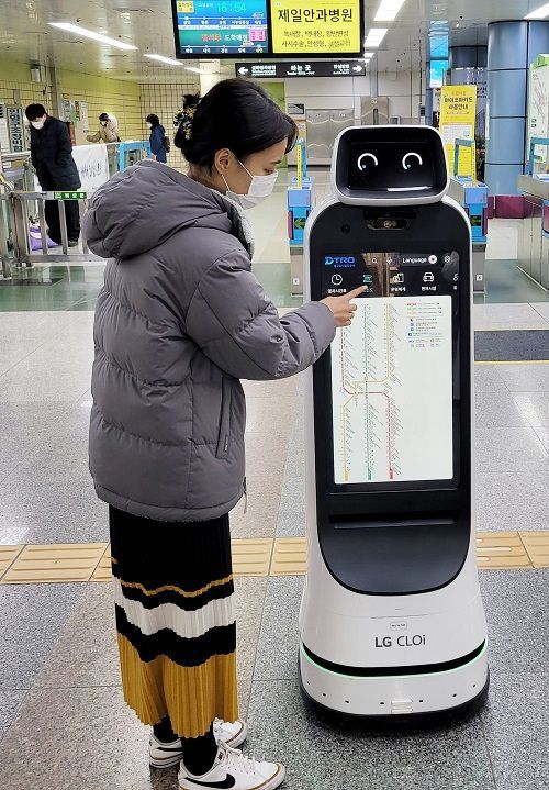 지하철을 이용하는 시민이 LG 클로이 가이드봇을 통해 노선도를 확인하고 있다. ⓒLG전자