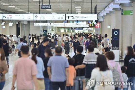 제주국제공항 출발층이 여행객들로 붐비고 있다. 본문과 무관.ⓒ연합뉴스