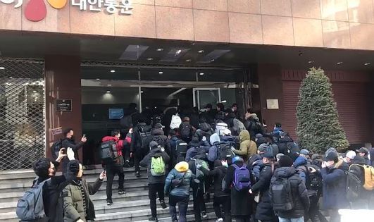 전국택배노조가 CJ대한통운 본사를 기습 점거했다.ⓒ전국택배노조