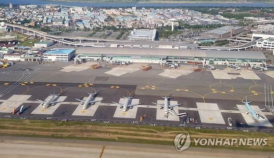 부산 김해국제공항 국제선 터미널에 접안한 비행기가 없어 텅 비어 있다. 국제선 터미널 앞 계류장에는 여러 비행기가 멈춰서 있다.ⓒ연합뉴스