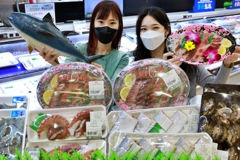 3월 14일 서울 중구 봉래동에 위치한 서울역점에서 모델들이 '수산대전' 상품을 홍보하고 있다.ⓒ롯데마트