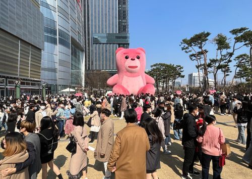 지난 3일 서울 송파구 롯데월드타워 앞 야외 잔디광장. 벨리곰 기념사진을 찍으려는 사람들로 인산인해를 이뤘다.ⓒEBN